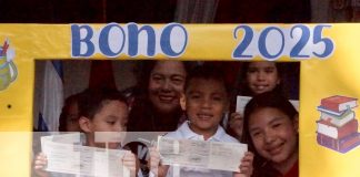 Foto: Familias de Somoto reciben el bono escolar, un apoyo que garantiza útiles, uniformes y permanencia de niños y niñas en las aulas./TN8