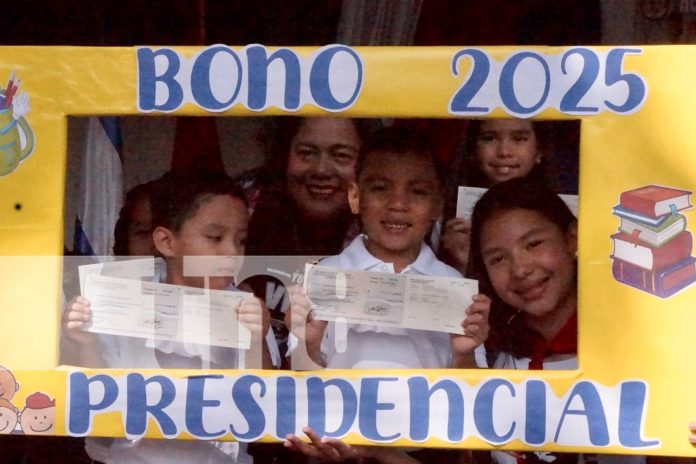 Foto: Familias de Somoto reciben el bono escolar, un apoyo que garantiza útiles, uniformes y permanencia de niños y niñas en las aulas./TN8 Foto: Familias de Somoto reciben el bono escolar, un apoyo que garantiza útiles, uniformes y permanencia de niños y niñas en las aulas./TN8