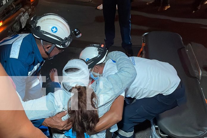 Foto:mpactante accidente en Juigalpa: motocicleta atrapada bajo las llantas de un camión deja dos heridos graves./TN8 Foto:mpactante accidente en Juigalpa: motocicleta atrapada bajo las llantas de un camión deja dos heridos graves./TN8