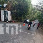 Camión se vuelca y pasajeros se salvan de milagro en la Isla de Ometepe Foto: Camión se vuelca y pasajeros se salvan de milagro en la Isla de Ometepe/TN8