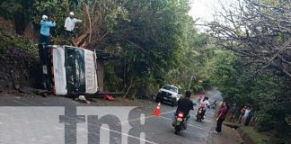 Foto: Camión se vuelca y pasajeros se salvan de milagro en la Isla de Ometepe/TN8