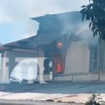¡Pánico y destrucción! Incendio consume segunda planta de vivienda en San Carlos Foto: Voraz incendio consume segunda planta de vivienda en San Carlos / TN8