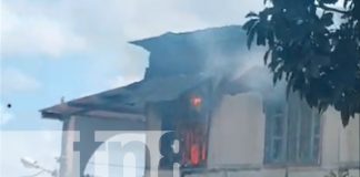 Foto: Voraz incendio consume segunda planta de vivienda en San Carlos / TN8
