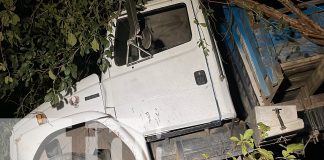 Foto:¡Impactante! Camión pierde el control tras el ponchón de una llanta y queda atrapado entre árboles en el puente San José, Chontales./TN8