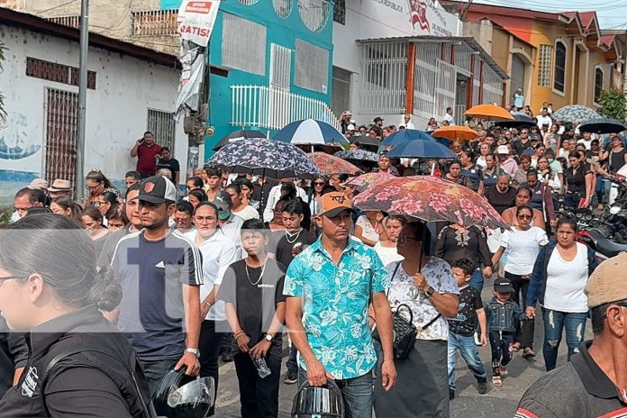 Foto: Juigalpa : María Aydalina Rocha fallece en accidente de tránsito días antes de su boda. Familiares y amigos le dieron el último adiós./TN8 Foto: Juigalpa : María Aydalina Rocha fallece en accidente de tránsito días antes de su boda. Familiares y amigos le dieron el último adiós./TN8