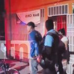 «Sangriento ataque en bar de Estelí» Sujeto apuñala a otro por la espalda Foto: Agresión de un sujeto en Estelí/TN8