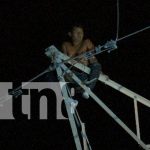 Drama en Ciudad Sandino: Subió una torre de alta tensión por problemas amorosos Foto: Drama en Ciudad Sandino: Subió una torre de alta tensión por problemas amorosos/TN8