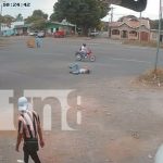 Cae, se arrastra y sigue de pie: el milagro de un motorizado en Managua (VIDEO) Foto: Asombroso accidente con motociclista en Managua / TN8