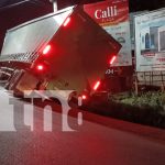 ¡Peligro en la Cuesta El Plomo! Furgón casi vuelca, un poste evitó la tragedia Foto: ¡Peligro en la Cuesta El Plomo! Furgón casi vuelca, un poste evitó la tragedia/TN8