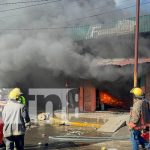 Incendio consume ferretería en Chinandega: Bomberos luchan contra las llamas Foto: Fuerte incendio en una ferretería de Chinandega / TN8