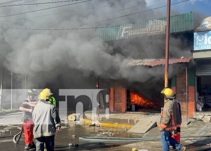 Foto: Fuerte incendio en una ferretería de Chinandega / TN8 Foto: Fuerte incendio en una ferretería de Chinandega / TN8