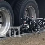 Ley del más fuerte en las calles en Managua: ¿quién cuida al ciclista? Foto: Trailero casi desbarata a un ciclista en una vía de Managua / TN8