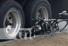 Foto: Trailero casi desbarata a un ciclista en una vía de Managua / TN8