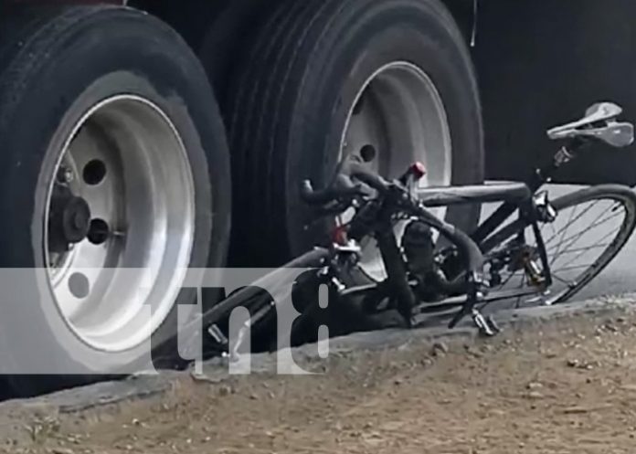 Foto: Trailero casi desbarata a un ciclista en una vía de Managua / TN8