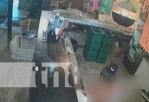 ¡Tremendo! Mujer «en bolas» roba una gran cantidad de dinero en un bar de Estelí Foto: Mujer desnuda roba en un bar de Estelí / TN8