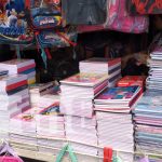 Comercio de artículos escolares con buen auge en el mercado local de Nandaime Foto: Ofertas escolares en mercado de Nandaime / TN8