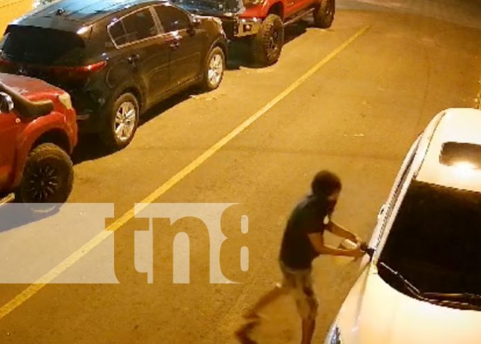 Foto: Robo de retrovisor en Bello Horizonte, Managua / TN8 Foto: Robo de retrovisor en Bello Horizonte, Managua / TN8