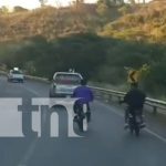 Animales sobre ruedas: Motorizados en zigzag en unas curvas de Matagalpa (VIDEO) Foto: Motoristas irresponsables haciendo malas maniobras en una carretera de Matagalpa / TN8