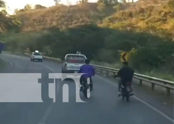 Foto: Motoristas irresponsables haciendo malas maniobras en una carretera de Matagalpa / TN8 Foto: Motoristas irresponsables haciendo malas maniobras en una carretera de Matagalpa / TN8