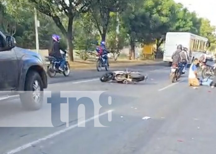 Foto: Accidente con joven lesionada en Carretera Norte, Managua / TN8 Foto: Accidente con joven lesionada en Carretera Norte, Managua / TN8