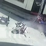 ¡Chocaron a toda velocidad! Impacto de motos en Estelí (VIDEO) Foto: Fuerte impacto entre motos en Estelí / TN8