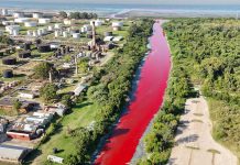¡De película!: Agua color sangre corre por un canal de Argentina (VIDEO) Foto: Agua color sangre fluye por un canal de Argentina /Cortesía