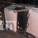 Vuelco de camioneta deja dos lesionados en carretera a Comalapa, Chontales Foto: Vuelco de camioneta deja dos lesionados en carretera a Comalapa, Chontales/TN8