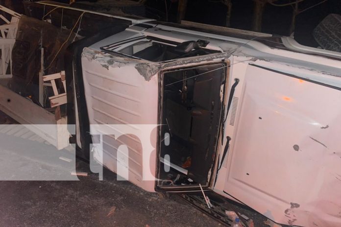 Foto: Vuelco de camioneta deja dos lesionados en carretera a Comalapa, Chontales/TN8