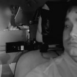 Pasajera amenaza a conductor de Uber con una navaja (Video)