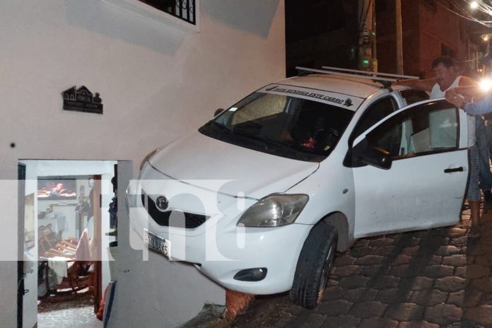 1 Foto: Conductor en aparente estado de ebriedad impacta su auto contra una casa en Boaco/TN8