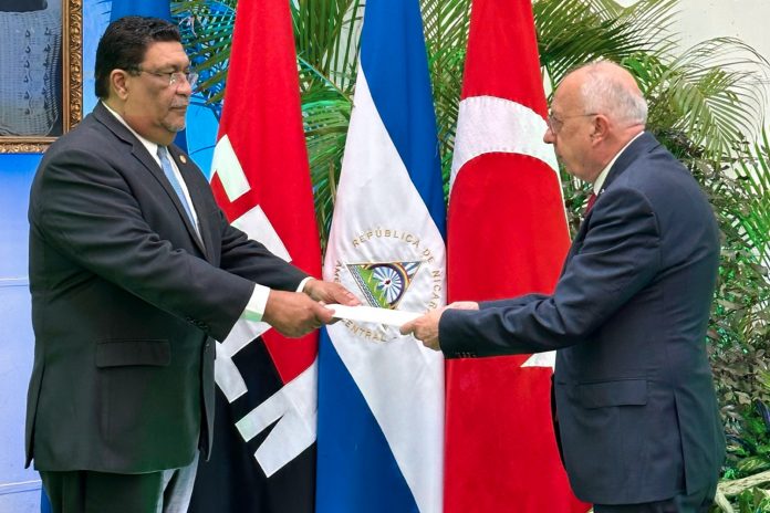 Foto: Canciller Valdrack Jaentschke recibe Copias de Estilo del Embajador de Türkiye/TN8