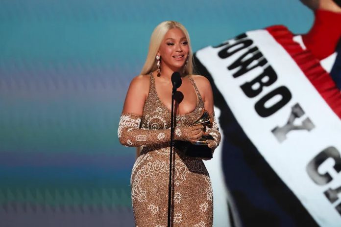 Foto_:   Después de años de injusticias, Beyoncé finalmente recibe su primer Grammy al Álbum del Año. ¡Historia en vivo!/ CortesiáFoto_:   Después de años de injusticias, Beyoncé finalmente recibe su primer Grammy al Álbum del Año. ¡Historia en vivo!/ Cortesiá Foto_: Después de años de injusticias, Beyoncé finalmente recibe su primer Grammy al Álbum del Año. ¡Historia en vivo!/ Cortesiá