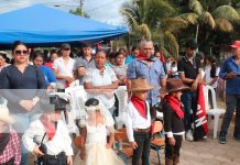 Foto: Familias de Siuna celebran la entrega de nuevas calles adoquinadas en el barrio San Pablo/TN8