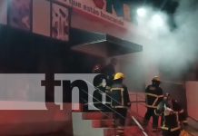 Fuego consume en su totalidad una tienda China en Managua Foto: Incendio calcina en su totalidad una tienda china en Managua/TN8