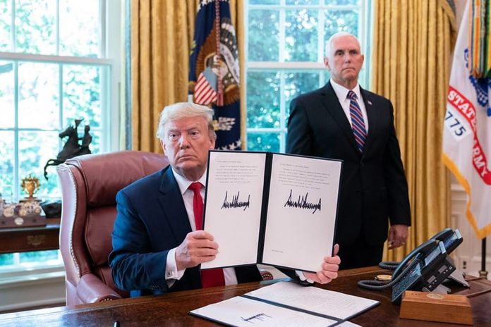 Foto: Trump firma orden ejecutiva de