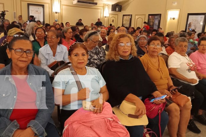 Foto: Con amor, personas de la tercera edad disfrutaron de un concierto lírico ofrecido por Incanto/TN8