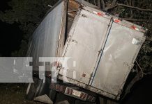 Camión pierde el control en carretera mojada y deja dos heridos en El Juste, Juigalpa Foto: Camión choca contra varios árboles en Juigalpa /TN8