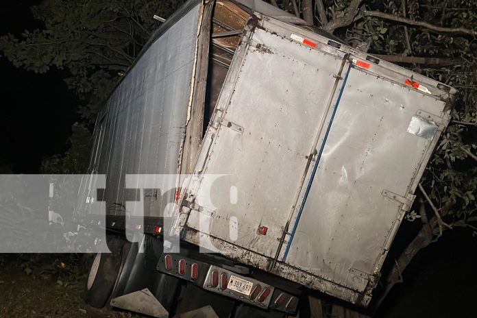 Foto: Camión choca contra varios árboles en Juigalpa /TN8