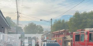 Foto: bomberos y pobladores apagan incendio en clínica dental en Chinandega /TN8