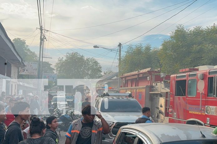 Foto: bomberos y pobladores apagan incendio en clínica dental en Chinandega /TN8