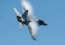 Avión de combate de la Marina de EE.UU. se estrella en la bahía de San Diego Foto: Un avión de combate de la Marina de Estados Unidos/Cortesía