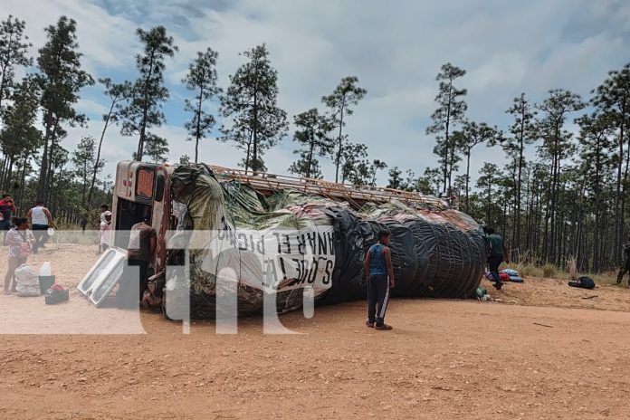 2 Foto: ¡Tragedia en Waspam! Bus de Mama Reyna vuelca por sobrecarga / TN8