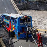 Tragedia en Perú: colapso de puente deja muertos y decenas de heridos Foto: Dos muertos tras colapsar puente con bus de pasajeros en Perú /Cortesía