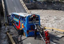 Foto: Dos muertos tras colapsar puente con bus de pasajeros en Perú /Cortesía