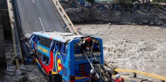 Foto: Dos muertos tras colapsar puente con bus de pasajeros en Perú /Cortesía