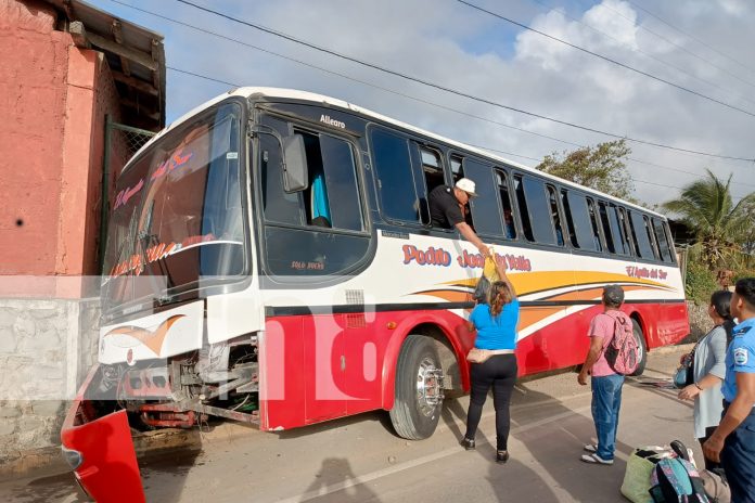 Foto: Accidente vial que ocurrió a raíz de una mala maniobra en Rivas/TN8 Foto: Accidente vial que ocurrió a raíz de una mala maniobra en Rivas/TN8