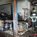 Incendio devasta sector Los Chocoyos en el Mercado Oriental Foto: Incendio devasta sector Los Chocoyos en el Mercado Oriental/TN8