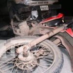 Motociclistas ebrios sufren fuerte accidente tras maniobra imprudente en Siuna Foto: Motocicleta choca contra camioneta y deja dos lesionados en Siuna/TN8