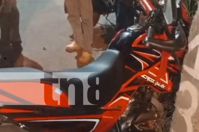 Foto: Motociclista en estado critico luego de estrellarse contra un poste en Managua /TN8