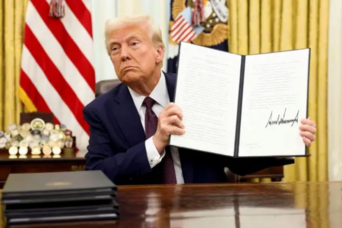 Foto: Trump ordena terminar con los beneficios para inmigrantes /Cortesía